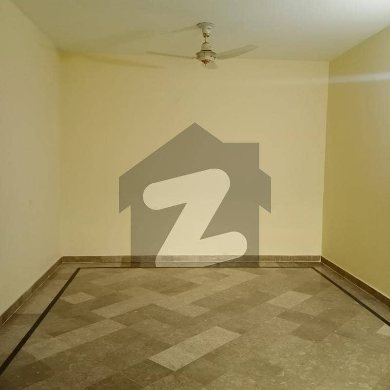 آفیسرز کالونی 2 فیصل آباد میں 6 کمروں کا 6 مرلہ مکان 1.6 کروڑ میں برائے فروخت۔