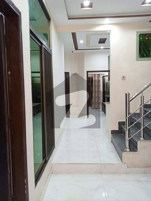 جوہر ٹاؤن لاہور میں 11 کمروں کا 5 مرلہ عمارت 4.75 کروڑ میں برائے فروخت۔