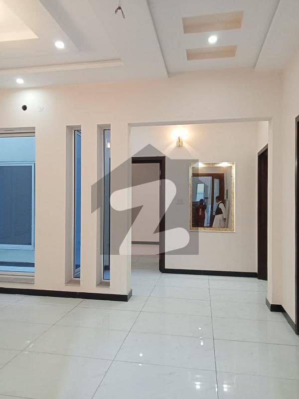 عبداللہ گارڈنز ایسٹ کینال روڈ کینال روڈ فیصل آباد میں 4 کمروں کا 8 مرلہ مکان 3 کروڑ میں برائے فروخت۔
