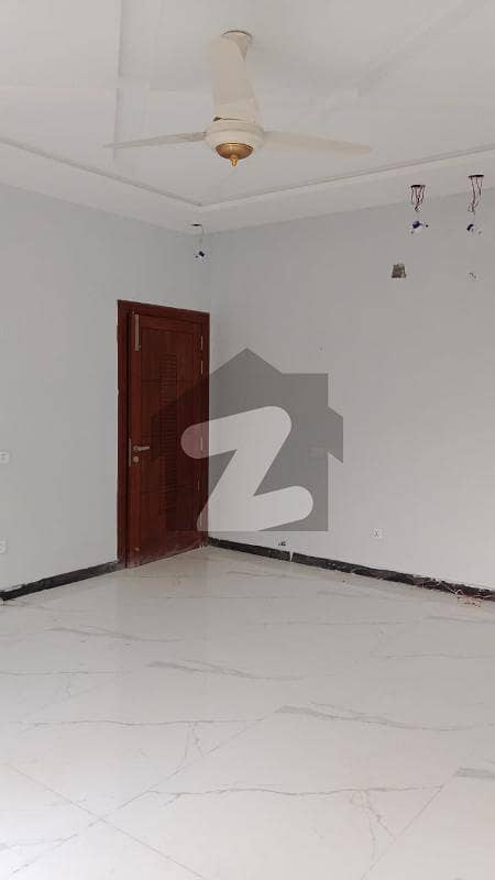 فیصل ٹاؤن فیصل آباد میں 5 کمروں کا 15 مرلہ مکان 7 کروڑ میں برائے فروخت۔