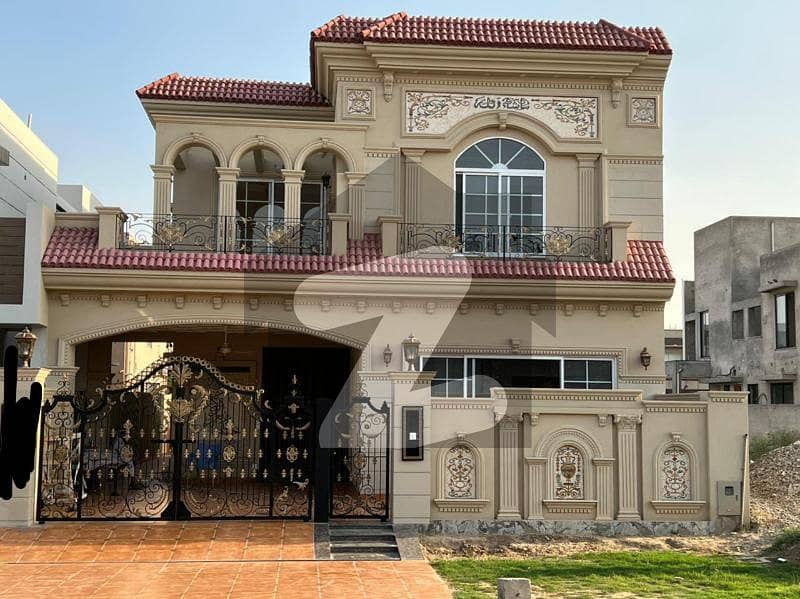 Beautiful Design 10 Marla Bungalow For Sale At Prime Location Of DHA