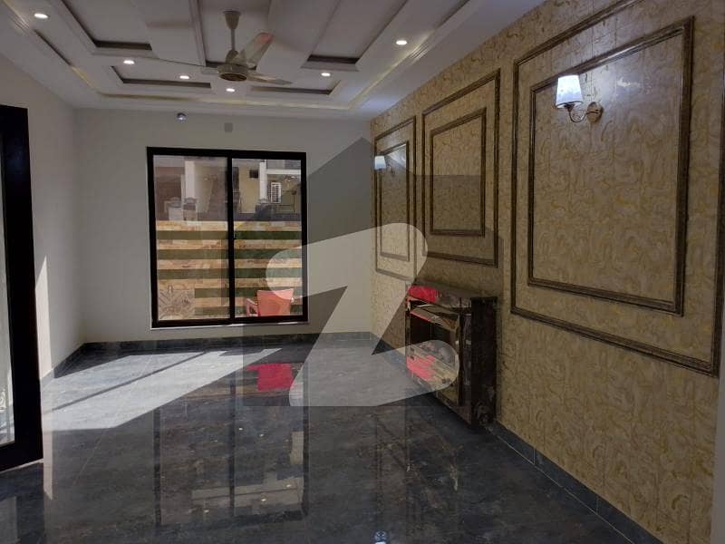 بینکرز ٹاؤن لاہور میں 5 کمروں کا 10 مرلہ مکان 3.5 کروڑ میں برائے فروخت۔