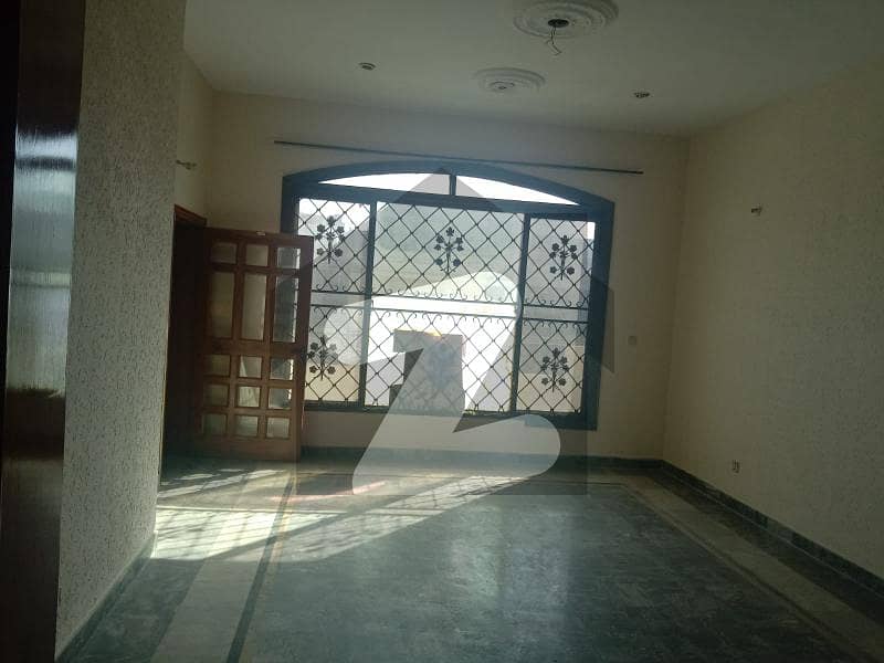 One Kanal Upper Portion For Rent And Lower Portion Is Locked On 30 Foot Road.