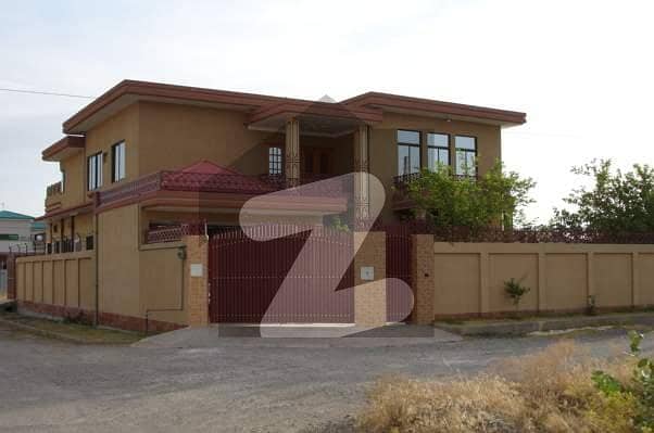 حیات آباد فیز 6 - ایف1 حیات آباد فیز 6 حیات آباد پشاور میں 8 کمروں کا 1.1 کنال مکان 14 کروڑ میں برائے فروخت۔