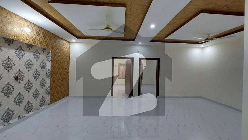 کشمیر روڈ سیالکوٹ میں 6 کمروں کا 7 مرلہ مکان 2.1 کروڑ میں برائے فروخت۔