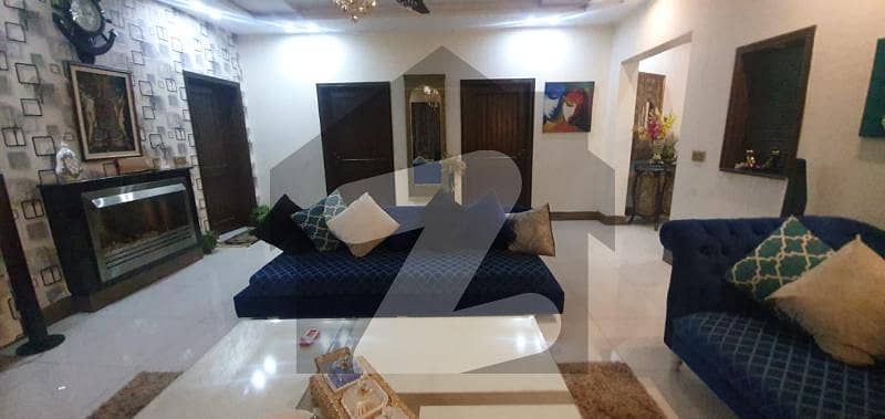 طارق گارڈنز ۔ بلاک ایچ طارق گارڈنز لاہور میں 5 کمروں کا 1 کنال مکان 6 کروڑ میں برائے فروخت۔