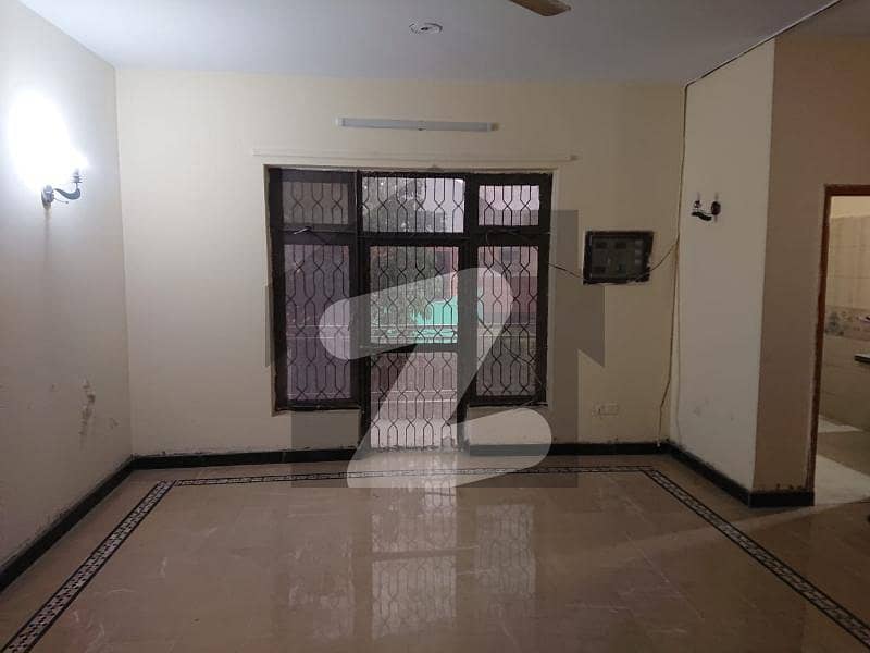 گارڈن ٹاؤن لاہور میں 5 کمروں کا 8 مرلہ مکان 1.1 لاکھ میں کرایہ پر دستیاب ہے۔