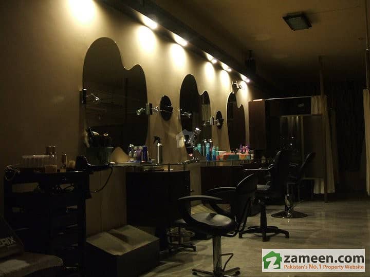 Running Ladies Beauty Salon With Cosmetics In Defence Zamzama For Immediate Sale Running Ladies Beauty Salon With Cosmetics In Defence Zamzama For Immediate Sale