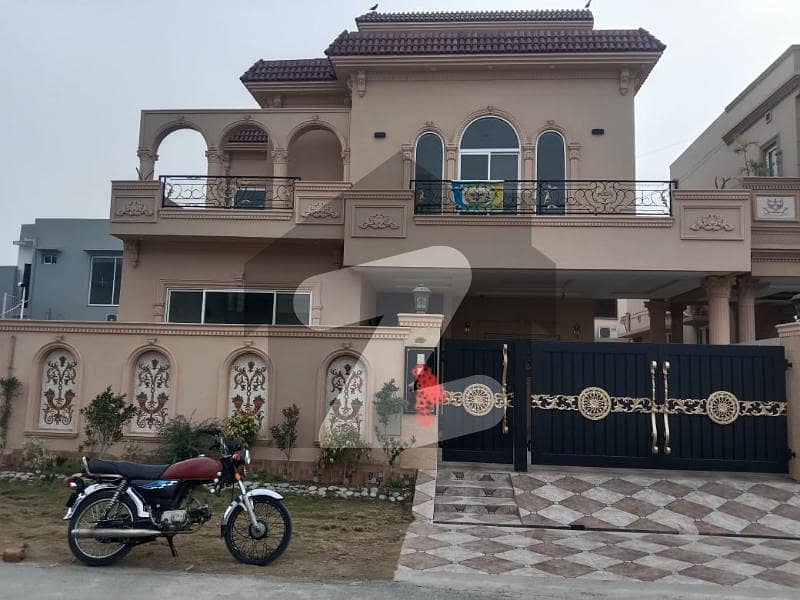 ڈی ایچ اے فیز 6 - بلاک کے فیز 6 ڈیفنس (ڈی ایچ اے) لاہور میں 4 کمروں کا 10 مرلہ مکان 1.6 لاکھ میں کرایہ پر دستیاب ہے۔