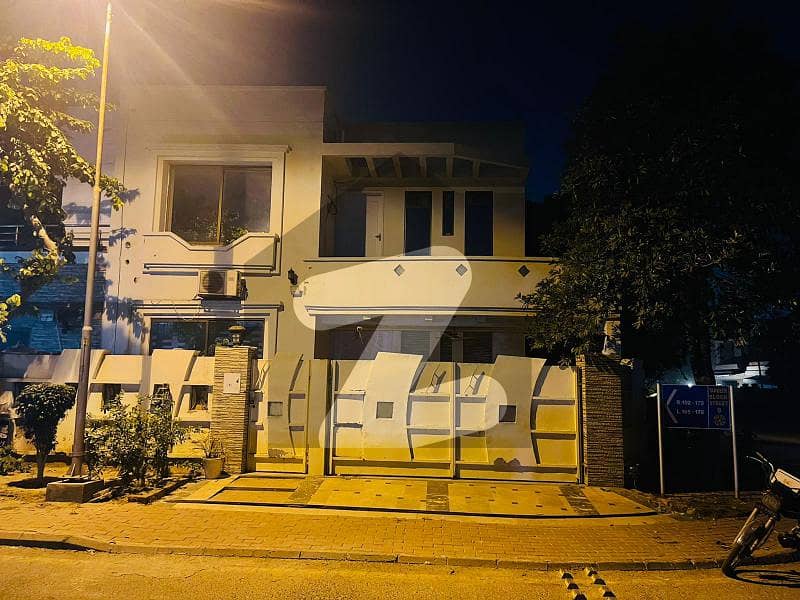 10 MARLA CORNER WITH BASEMENT HOUSE FOR SALE IN SECTOR B BAHRIA TOWN LAHORE