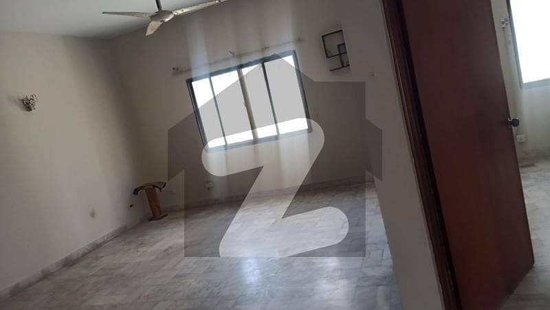 باتھ آئی لینڈ کراچی میں 6 کمروں کا 1 کنال مکان 10 کروڑ میں برائے فروخت۔