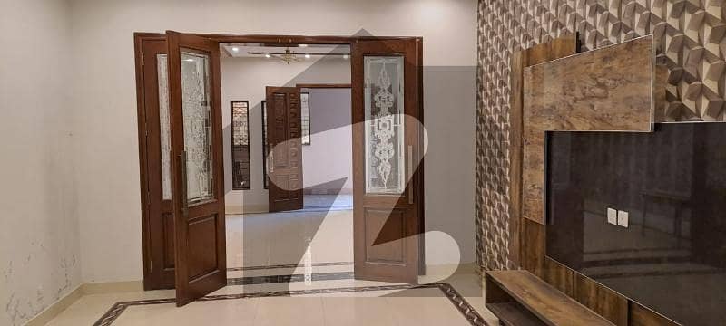 ایم ایم عالم روڈ گلبرگ لاہور میں 4 کمروں کا 12 مرلہ مکان 2 لاکھ میں کرایہ پر دستیاب ہے۔