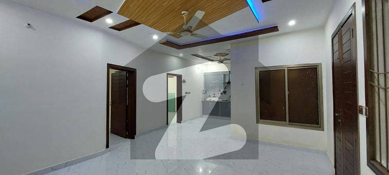 کشمیر روڈ سیالکوٹ میں 5 کمروں کا 5 مرلہ مکان 1.75 کروڑ میں برائے فروخت۔