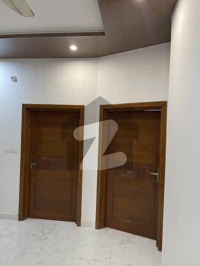 خیابانِ گارڈنز فیصل آباد میں 6 کمروں کا 11 مرلہ مکان 4 کروڑ میں برائے فروخت۔