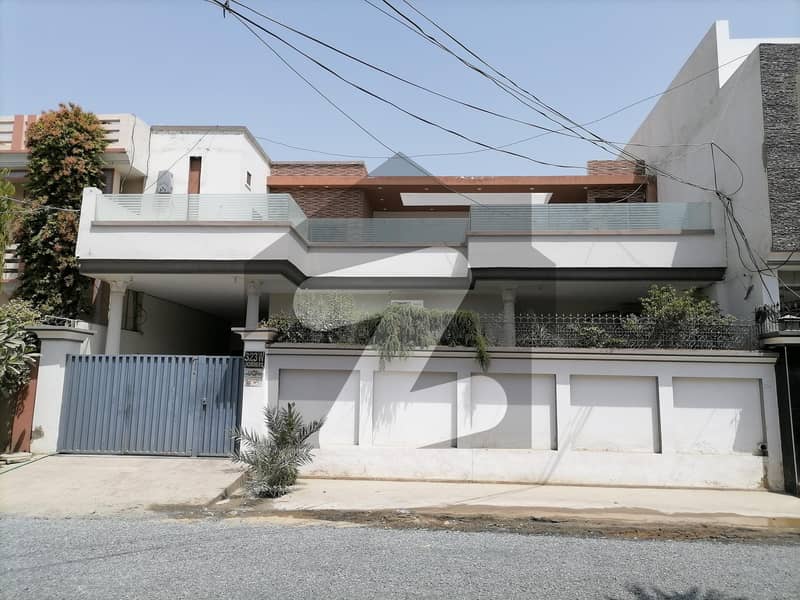 10.5 Marla House Ideally Situated In Farid Town