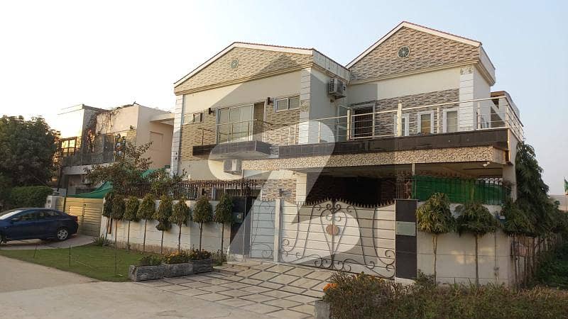 3 Bed Well Maintained corner Portion Is Available For Rent In Paragon.