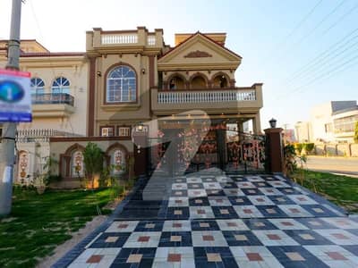 فارمانئیٹس ہاؤسنگ سکیم لاہور میں 5 کمروں کا 10 مرلہ مکان 3.6 کروڑ میں برائے فروخت۔