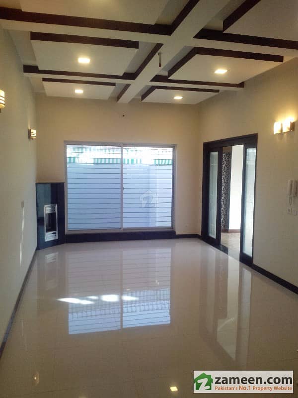 10 Marla Brand New Designer House Solid Constructed In Prime Location 195 Lac