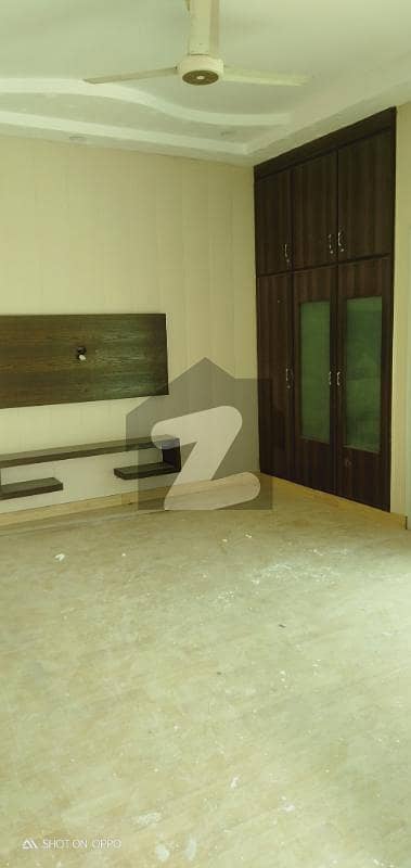 10 MARLA WELL MANTAINED PRIME LOCATION HOUSE IN DHA PHASE 8 EX-AIR AVENU IN REASON ABLE PRICE FOR RENT