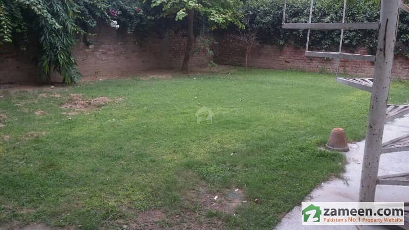 گلبرگ لاہور میں 11 کمروں کا 2 کنال مکان 5 لاکھ میں کرایہ پر دستیاب ہے۔