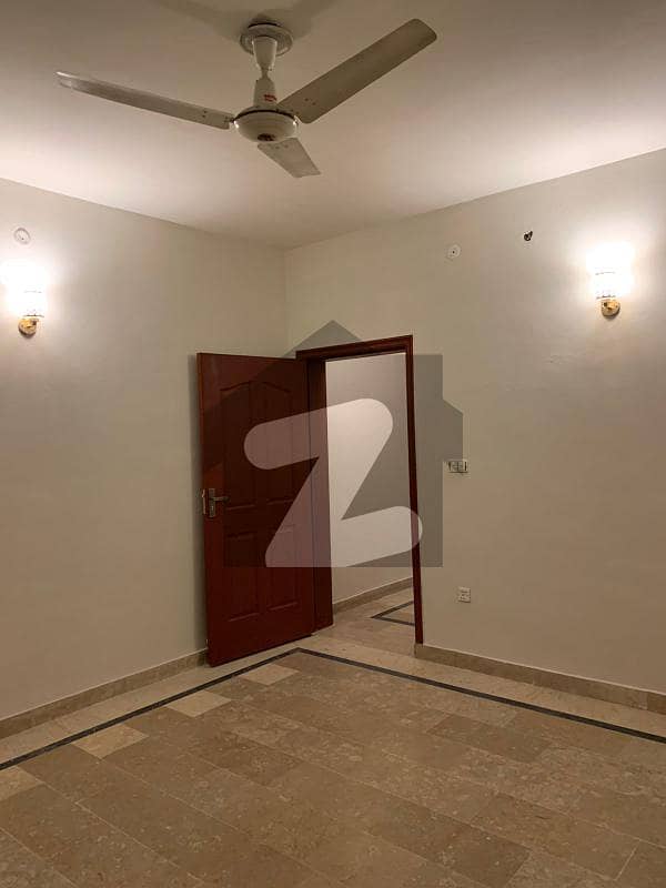 ڈی ایچ اے فیز 8 - بلاک ایل ڈی ایچ اے فیز 8 ڈیفنس (ڈی ایچ اے) لاہور میں 4 کمروں کا 10 مرلہ مکان 1.2 لاکھ میں کرایہ پر دستیاب ہے۔