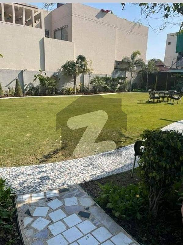 ڈی ایچ اے فیز 8 - بلاک ٹی فیز 8 ڈیفنس (ڈی ایچ اے) لاہور میں 6 کمروں کا 2 کنال مکان 4 لاکھ میں کرایہ پر دستیاب ہے۔