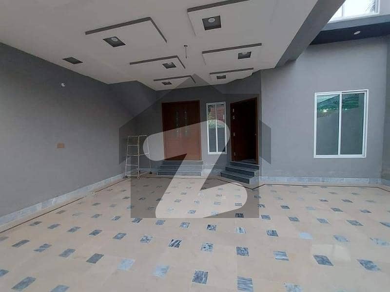 خیابان کالونی 2 فیصل آباد میں 5 کمروں کا 10 مرلہ مکان 2.5 کروڑ میں برائے فروخت۔