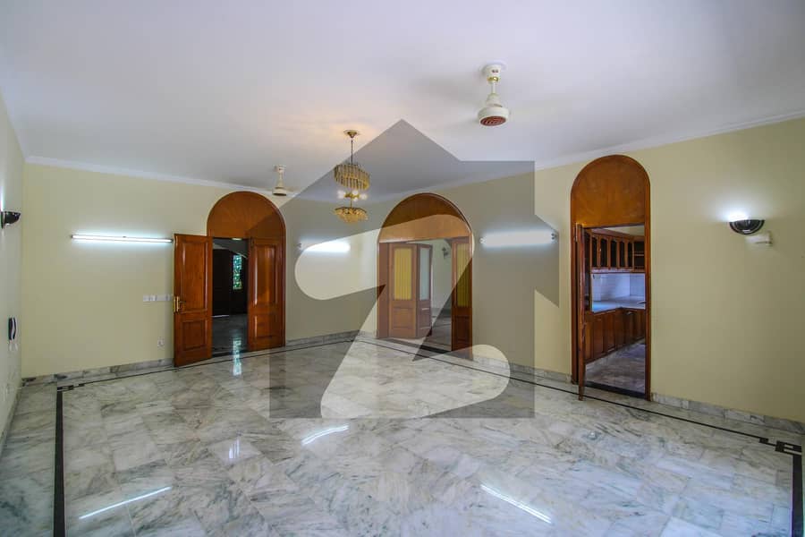 اَپر مال لاہور میں 5 کمروں کا 1.1 کنال مکان 6.5 لاکھ میں کرایہ پر دستیاب ہے۔