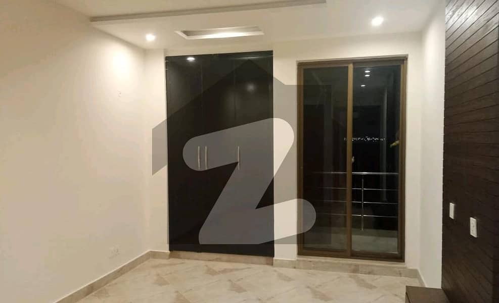 In DHA Phase 8 - Ex Air Avenue Of Lahore, A 1200 Square Feet Flat Is Available