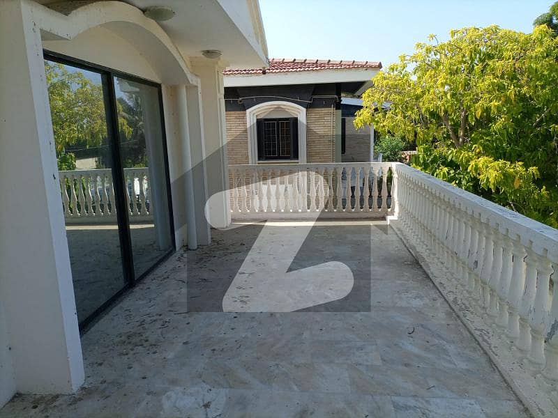 520 Yard Bungalow Having 4 Bedrooms Is Available For Commercial Use Huge Parking Near To Com 3 Most Prime Location of Clifton Block 2 Best For Companies