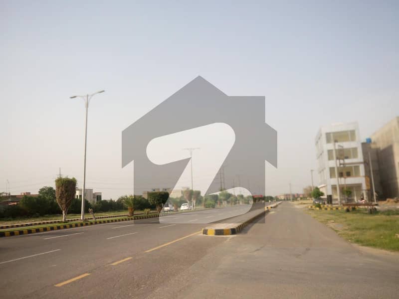 Commercial Plot For Grabs In 8 Marla Lahore