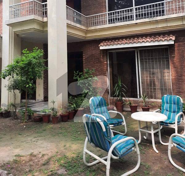 سرور روڈ کینٹ لاہور میں 5 کمروں کا 1 کنال مکان 11 کروڑ میں برائے فروخت۔