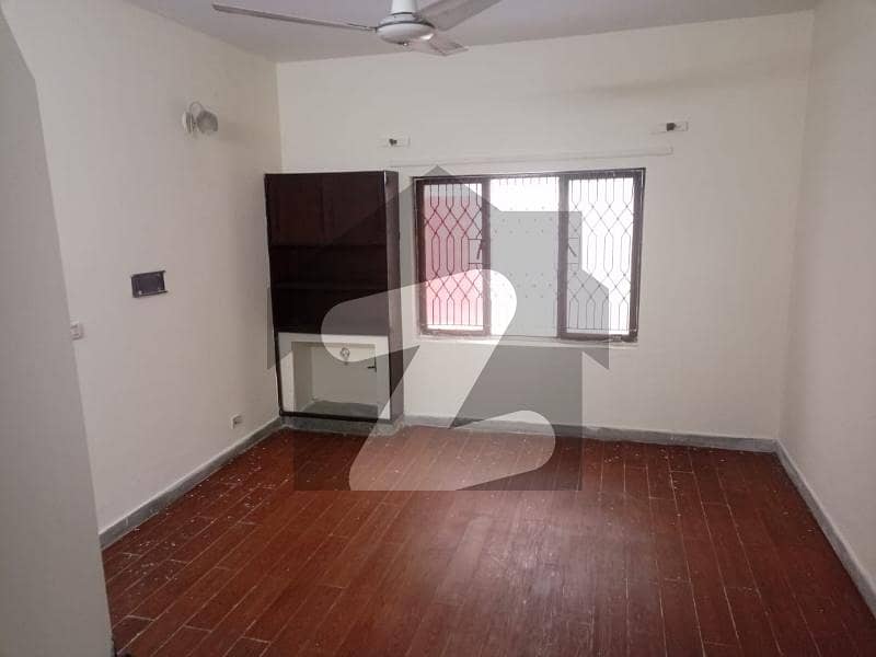 10 Marla Beautifull Corner House For Rent