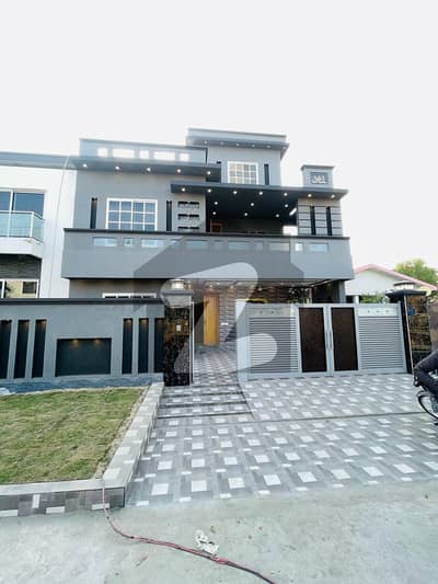Stunning 12 Marla House In Allama Iqbal Town Available