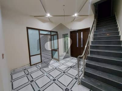 خیابان کالونی 2 فیصل آباد میں 5 کمروں کا 10 مرلہ مکان 2.7 کروڑ میں برائے فروخت۔