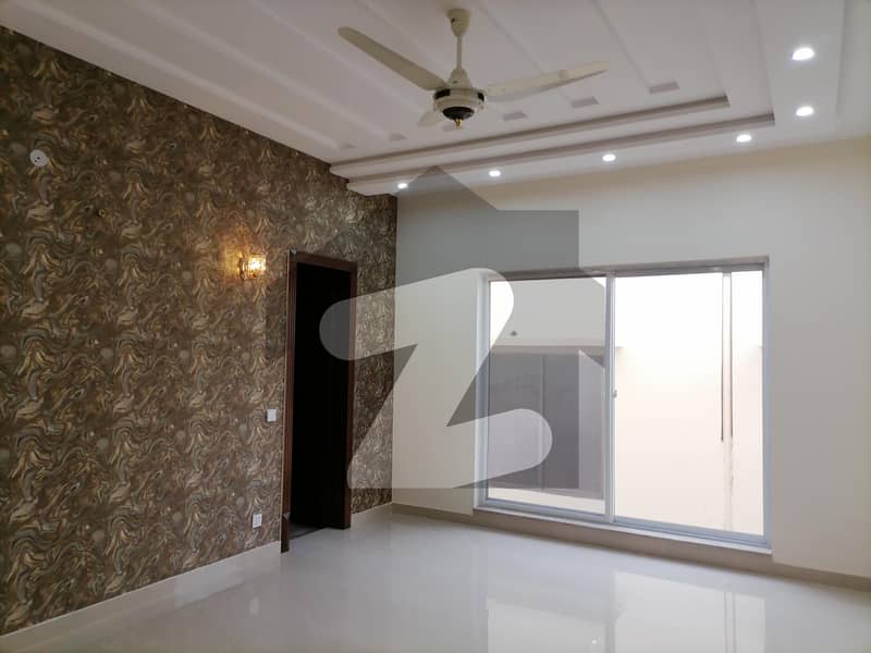 ویلینشیاء ۔ بلاک ایل ویلینشیاء ہاؤسنگ سوسائٹی لاہور میں 6 کمروں کا 1 کنال مکان 7.72 کروڑ میں برائے فروخت۔