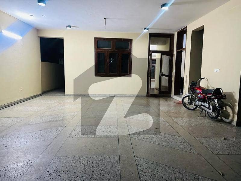 ماڈل ٹاؤن ۔ بلاک پی ماڈل ٹاؤن لاہور میں 5 کمروں کا 1 کنال مکان 1.5 لاکھ میں کرایہ پر دستیاب ہے۔