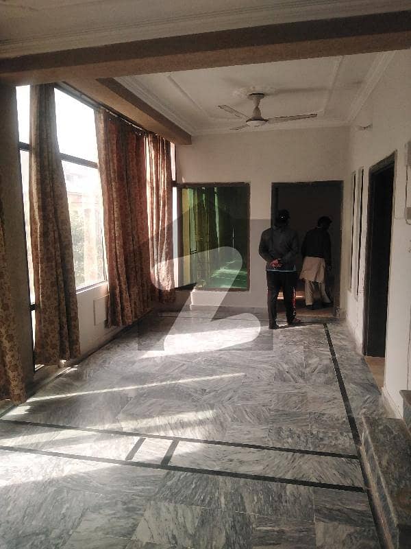 گلریز ہاؤسنگ سوسائٹی فیز 2 گلریز ہاؤسنگ سکیم راولپنڈی میں 6 کمروں کا 12 مرلہ مکان 1.1 لاکھ میں کرایہ پر دستیاب ہے۔