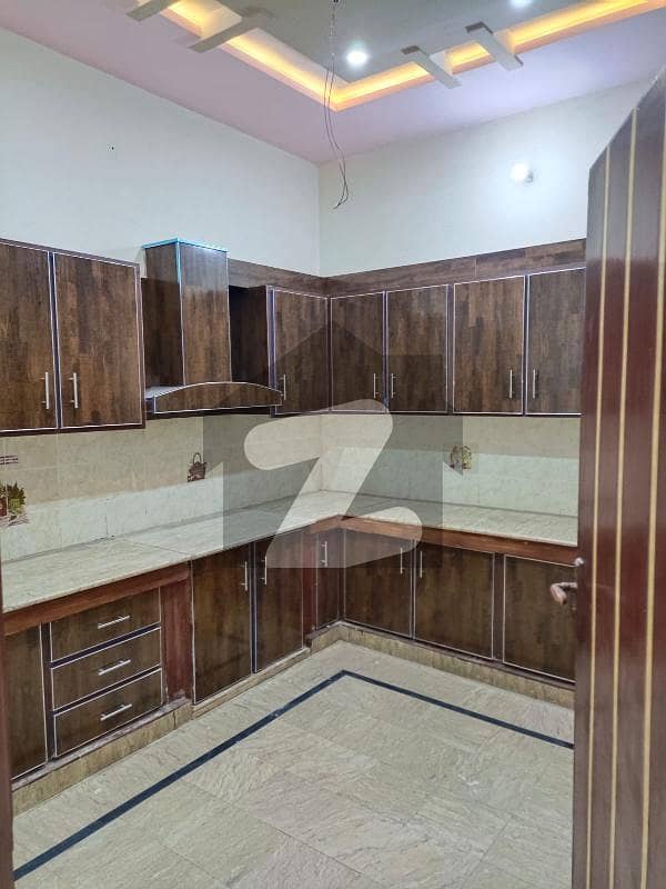 سعید کالونی فیصل آباد میں 4 کمروں کا 7 مرلہ مکان 2.3 کروڑ میں برائے فروخت۔