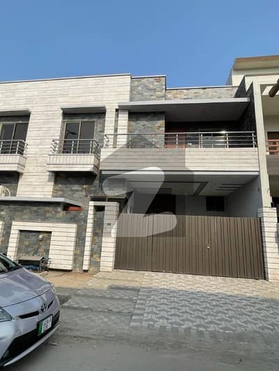 خیابانِ گارڈنز فیصل آباد میں 4 کمروں کا 6 مرلہ مکان 2.1 کروڑ میں برائے فروخت۔