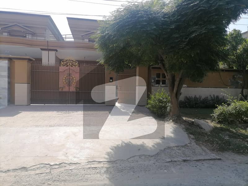 In Chenab Gardens House For sale Sized 1.5 Kanal Chenab Gardens