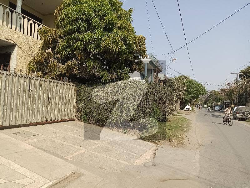 Ideally located Double storey solid house on 40 foot road Gulshane