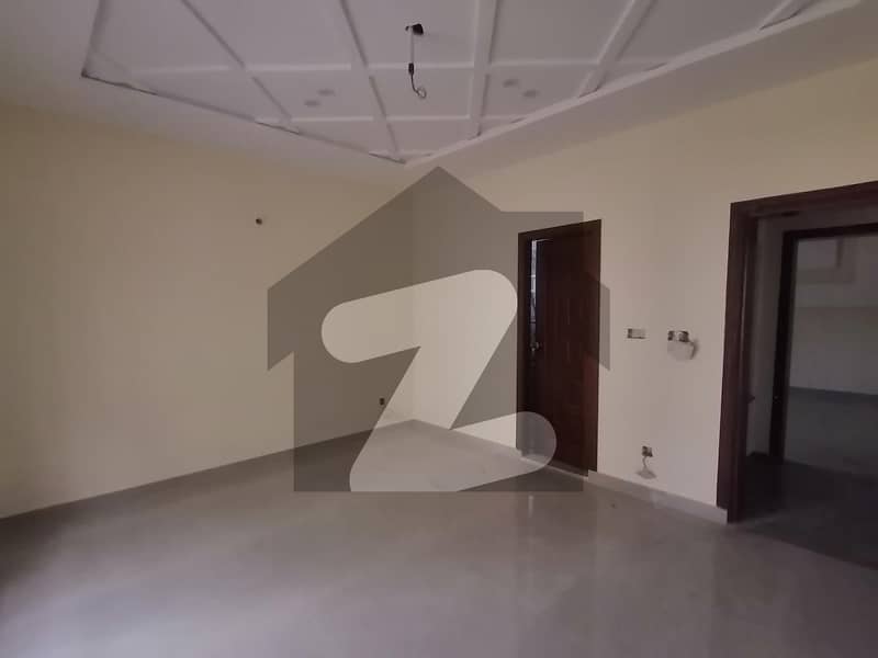 بوسان روڈ ملتان میں 4 کمروں کا 7 مرلہ مکان 1.1 کروڑ میں برائے فروخت۔
