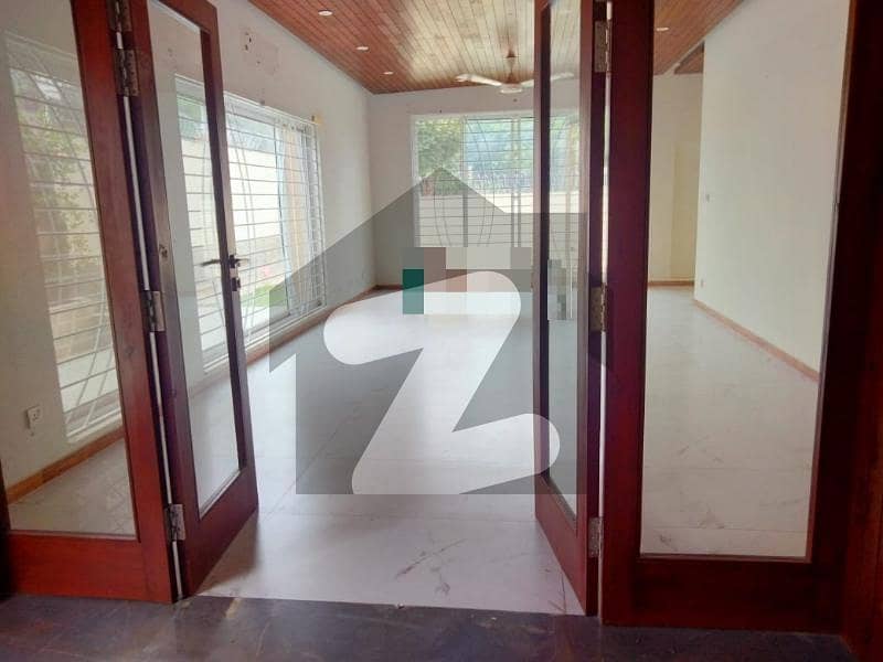 ایف ۔ 11 اسلام آباد میں 9 کمروں کا 1.33 کنال مکان 22 کروڑ میں برائے فروخت۔