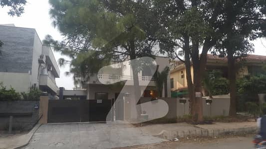 F-10/2:  555 Yards Full House On Main Location, 5 Bedrooms, Rent 4.25 Lakh