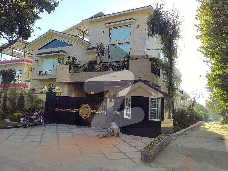 F-11 Beautiful Villa 666' Yard Available for Rent
