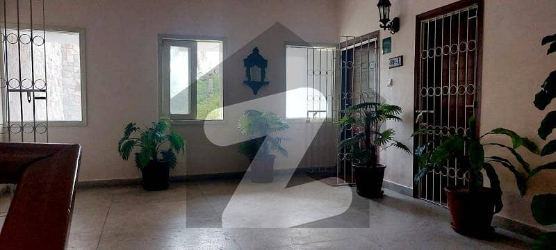 سِی ویو اپارٹمنٹس کراچی میں 4 کمروں کا 10 مرلہ فلیٹ 4 کروڑ میں برائے فروخت۔