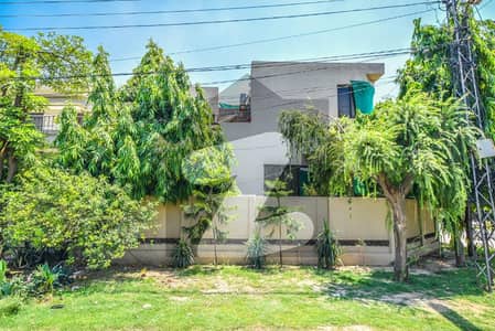 10 Marla Corner Well Maintained Bungalow For Sale In Phase 4 Dha Lahore