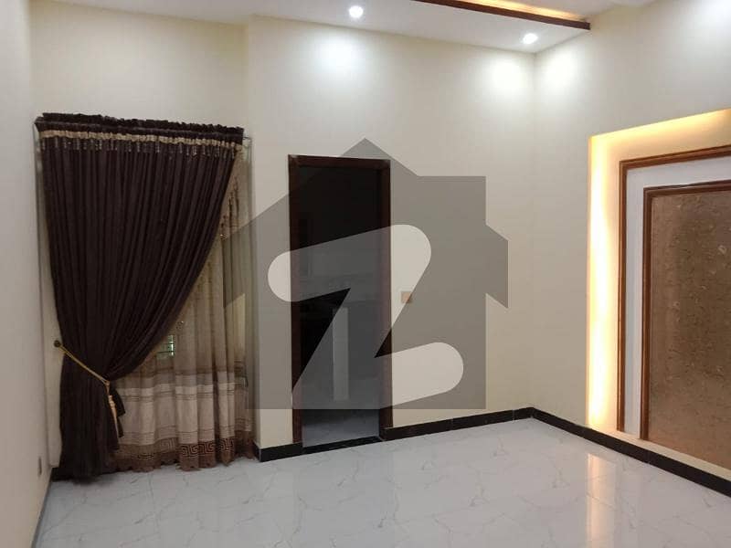 الحمرا ٹاؤن لاہور میں 4 کمروں کا 4 مرلہ مکان 1.15 کروڑ میں برائے فروخت۔