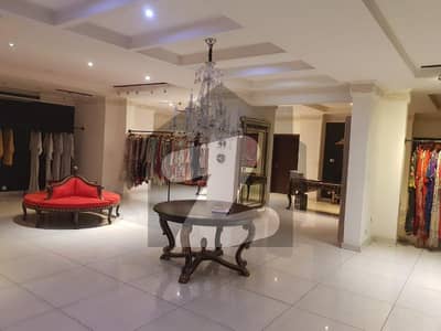 گلبرگ لاہور میں 10 کمروں کا 1 کنال عمارت 12.5 لاکھ میں کرایہ پر دستیاب ہے۔
